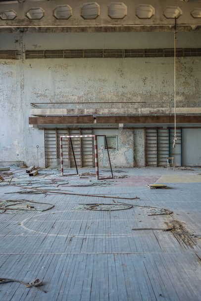 Gimnasio y campo de deportes en Energetik Palacio de la Cultura en Pripyat ciudad fantasma en Chernobyl Zona de exclusión en Ucrania - Foto, Imagen