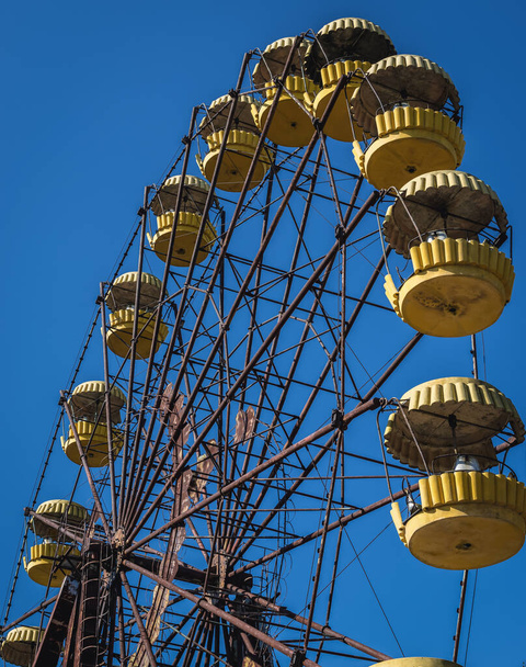 Ferris wiel in pretpark in Pripyat spookstad in Tsjernobyl Exclusion Zone, Oekraïne - Foto, afbeelding