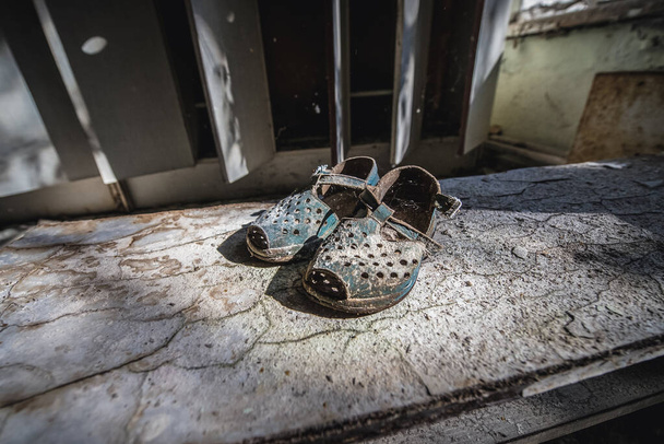 Staré boty ve školce č. 10 Čeburaška ve městě duchů Pripyatu v černobylské výlučné zóně, Ukrajina - Fotografie, Obrázek