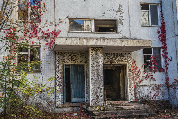 Entrée du bâtiment résidentiel abandonné dans la ville fantôme de Pripyat dans la zone d'exclusion de Tchernobyl, Ukraine - Photo, image