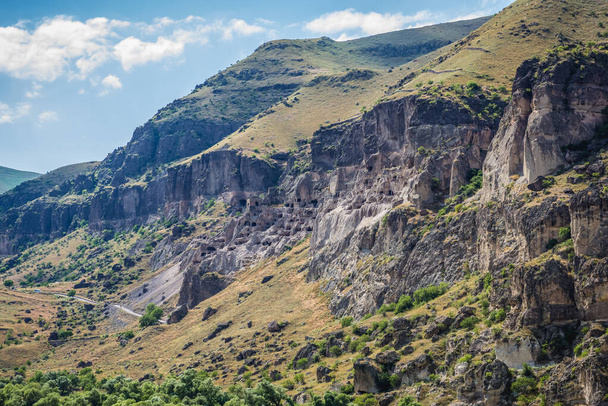 Пещерный монастырь Вардзия на склоне горы Эрушети в Грузии - Фото, изображение