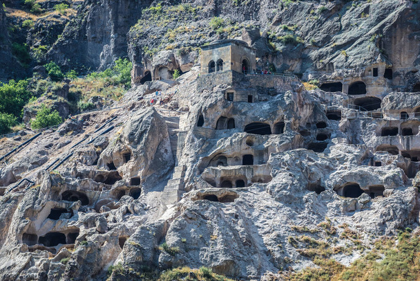 Пещерный монастырь Вардзия на склоне горы Эрушети, Грузия - Фото, изображение