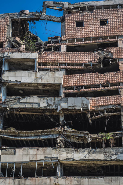 Πρώην Γιουγκοσλαβικό Υπουργείο Άμυνας κτίριο που καταστράφηκε κατά τη διάρκεια βομβαρδισμού του ΝΑΤΟ στην πόλη Βελιγράδι, Σερβία - Φωτογραφία, εικόνα