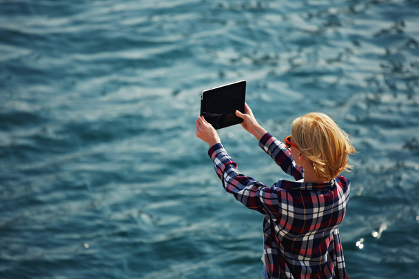 Woman taking picture with a digital tablet - Foto, Imagem