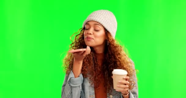 Puhuja, puhelu ja onnellinen nainen vihreän ruudun studio kahvia puhuessaan mockup tausta. Älypuhelin, sovellus ja naishenkilö, jolla on ääni-tekstipuhe tallennusta, viestiä tai keskustelua varten. - Materiaali, video