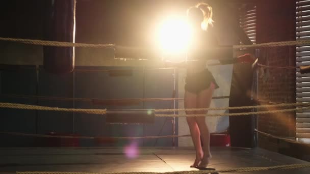 女性戦闘ガールパワー。 ボクシングリングの女性戦闘機ジャンプロープ. 強い強力な女性アスリートは心臓トレーニングを行います. ボクシングジムでのトレーニングの日. 強度フィットボディトレーニングアクティブエクササイズ - 映像、動画