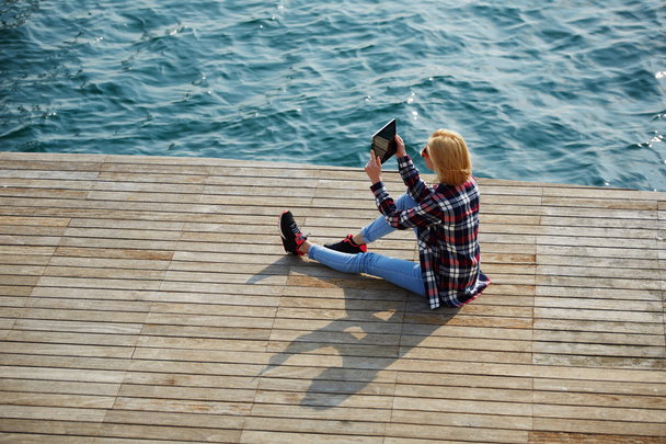 Woman taking a photo of a beautiful view - Foto, Bild