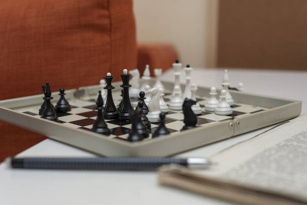 Um tabuleiro de xadrez na mesa. Jogo de xadrez. - Foto, Imagem