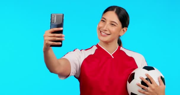 Νεαρή γυναίκα, sport selfie και studio με ποδόσφαιρο, σήμα ειρήνης και χαρούμενη για fitness, social media app ή post. Κορίτσι, επαγγελματίας ποδοσφαιριστής και χαμόγελο με εικονίδιο, μπάλα ή ενθουσιασμένος για το blog στο διαδίκτυο. - Πλάνα, βίντεο