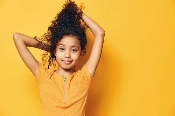 Studio kislány gyerek fekete csinos nő haj gyermekek kifejezés arc imádnivaló háttér vicces fiatal portré személy modell csinos lány pozitív gyermekkor afro szépség háttér - Fotó, kép