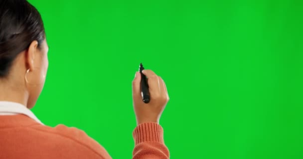 Femme, écriture et stylo sur écran vert ou maquette pour présentation sur fond de studio. Mains de la personne féminine par écrit, dessin ou message pour question, stratégie ou idées sur l'espace chromatique. - Séquence, vidéo