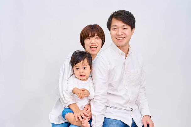 Familie glimlachen en line-up in de voorkant van witte achtergrond - Foto, afbeelding