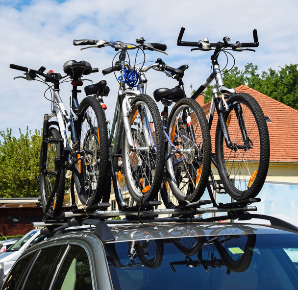 Велосипеды на крыше автомобиля
 - Фото, изображение