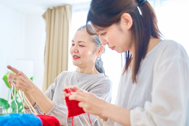 Senior žena a mladá žena pletení v pokoji - Fotografie, Obrázek