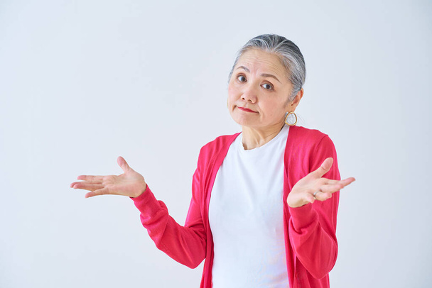 Starší žena s pochybným výrazem uvnitř - Fotografie, Obrázek