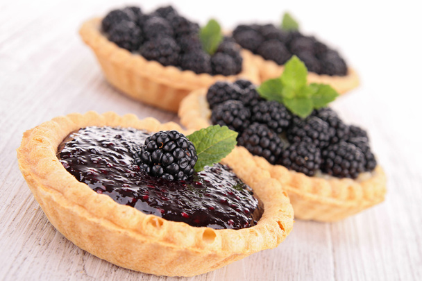 Blackberry tarts with mint - Фото, изображение