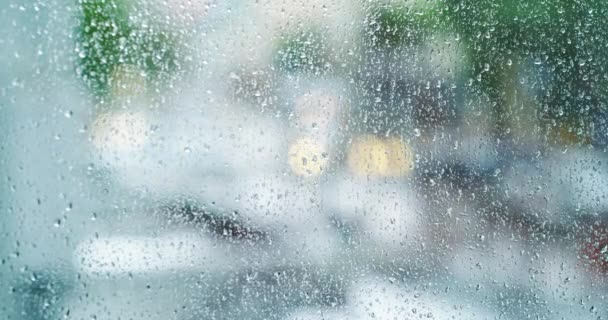 Bokeh, ventana y lluvia con agua, estación y frío con el medio ambiente, luces húmedas y de la ciudad. Vacío, de vidrio e interior con goteo, h2o y nubes grises con textura, naturaleza y calle con salpicaduras. - Metraje, vídeo