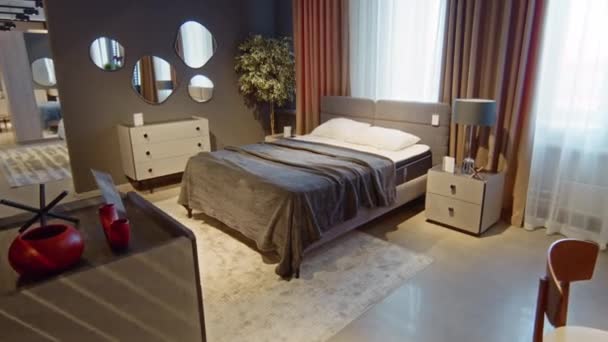Zoom laukaus sisustus makuuhuone harmaa, punainen ja valkoinen väri iso king size sänky ja valkoinen pitkä kaappi - Materiaali, video