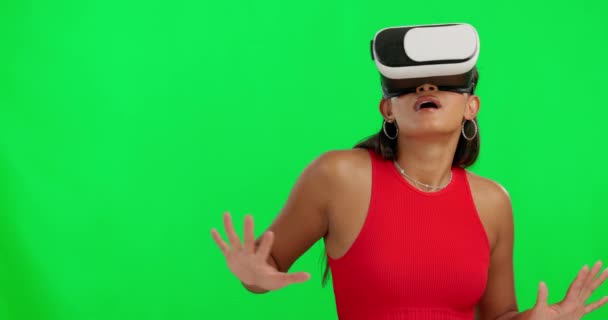 Γυναίκα, πράσινη οθόνη και γυαλιά εικονικής πραγματικότητας στο στούντιο για έκπληξη, metaverse gaming ή κινούμενο χέρι για mockup. Κορίτσι, μοντέλο και gamer στον κυβερνοχώρο με ar τεχνολογία για 3D βίντεο, εμπειρία χρήστη ή wow. - Πλάνα, βίντεο