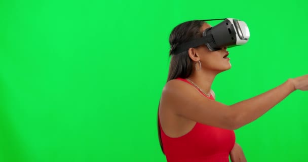 Kadın, stüdyoda yeşil ekran ve video gözlükleri var. Arama, metatürlü oyun ve el hareketleriyle. 3D video, kullanıcı deneyimi ve taşınması için geliştirilmiş realite teknolojisi olan kız, model veya sanal oyuncular. - Video, Çekim