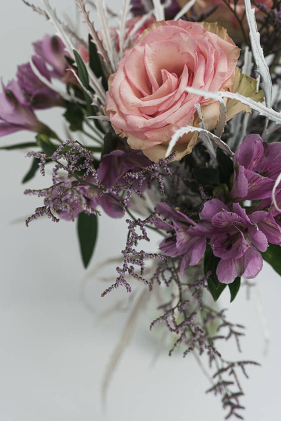Bellissimo bouquet di fiori di rosa su sfondo bianco. Layout piatto, vista dall'alto composizione floreale - Foto, immagini