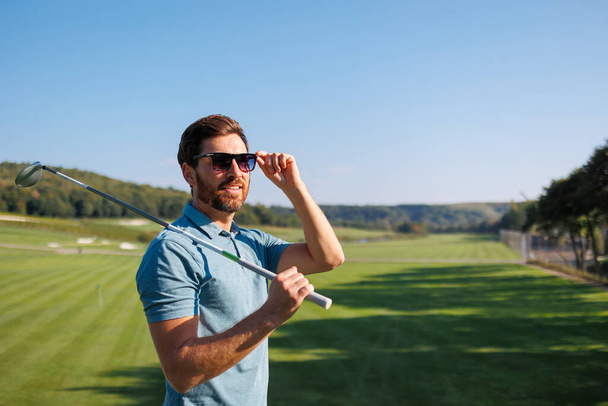 Impaziente Golfista Tees Off in un nuovo giorno - Foto, immagini
