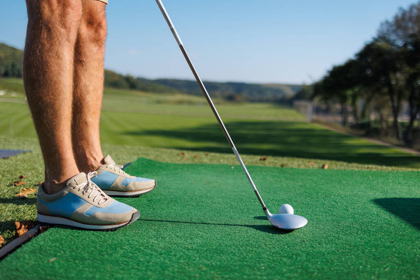 Precisión en acción: Primer Golf Drive Close Up - Foto, imagen