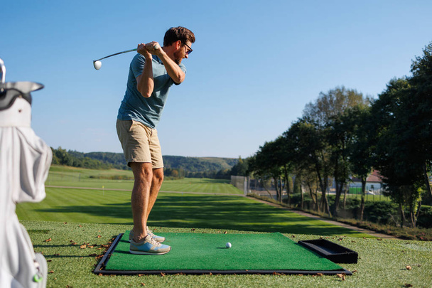 Viaje de golf: El primer golpe de excelencia - Foto, imagen