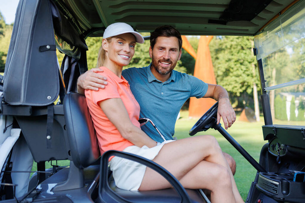 Golfplatz Joyride: Junges Paar auf Kartabenteuer - Foto, Bild