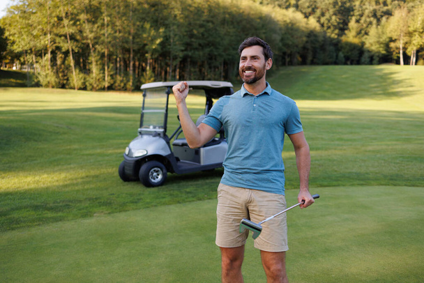 Euforický golfista dobývá poslední jamku - Fotografie, Obrázek