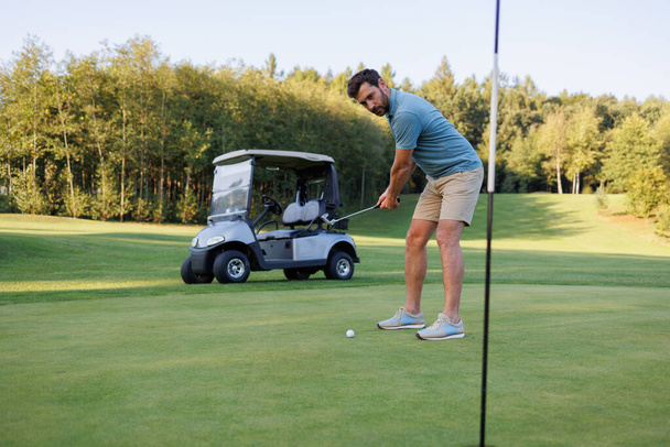 The Final Strretch: Golfer, Cart, and Last Hole - Fotografie, Obrázek