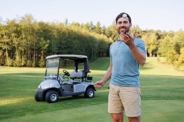 Energetyczny golfista z rzuconą piłką golfową - Zdjęcie, obraz