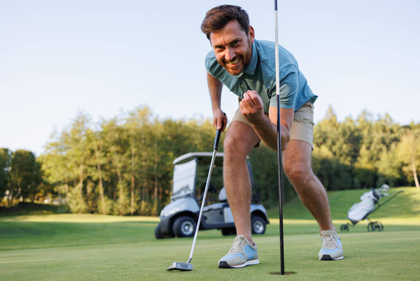 Feierlicher Moment: Golfer holt letzten Putt - Foto, Bild
