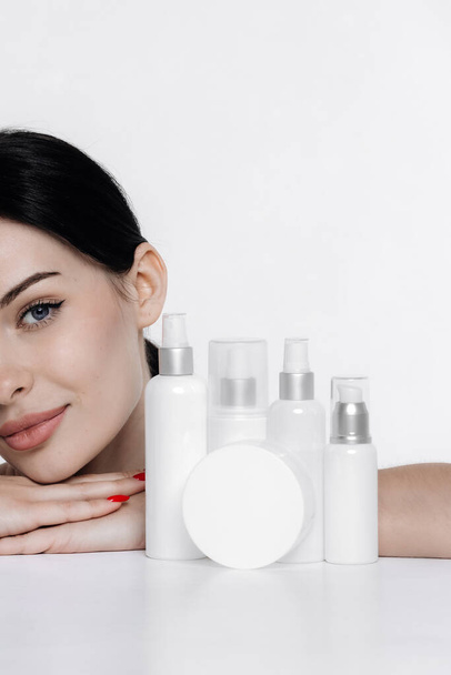 Kadın kozmetik ürünlerini markalaştırıyor. Günlük cilt bakımı ve vücut bakımı. Doğal kozmetik kremi, serum, beyaz şişe ambalajı, biyoorganik ürün.. - Fotoğraf, Görsel