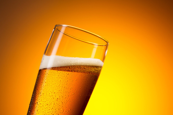 холодне пиво в склянці з краплями роси
 - Фото, зображення