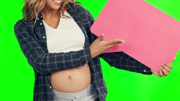 Zwangere vrouw, handen en spraak zeepbel op groen scherm voor sociale media tegen een studio achtergrond. Hand van de vrouw in de moederschapshouderij teken, vorm of symbool voor reclame op de modelruimte. - Video