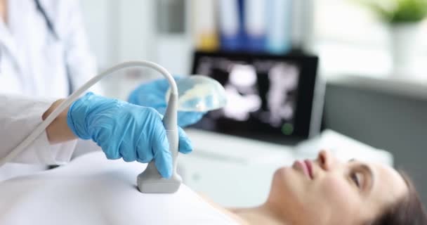 Examen de mama femenina en equipo médico de ultrasonido moderno. Diagnóstico del concepto de enfermedades mamarias - Metraje, vídeo