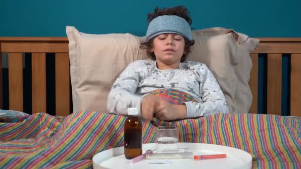 criança doente com gripe e febre tosse  - Filmagem, Vídeo