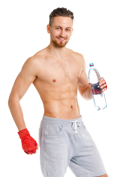 Atlético atractivo hombre usando vendas de boxeo con botella de w
 - Foto, imagen