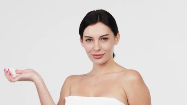 Closeup personable krásný perfektní přírodní kůže žena držet mockup trubka hydratační krém pro péči o pleť léčba produkt reklama na bílém pozadí. - Záběry, video