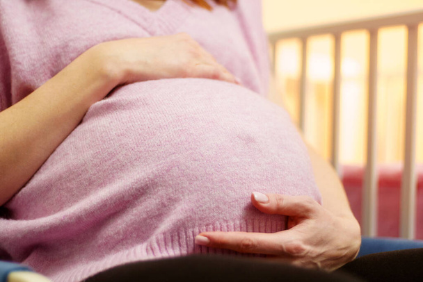 Radosne oczekiwanie: kobieta w ciąży łącząca się ze swoim nienarodzonym dzieckiem - Zdjęcie, obraz