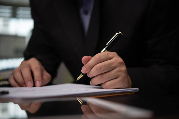 mies kädet kynä kirjallisesti paperityötä Suunnittelu verot ja rahoitus investointeihin  - Valokuva, kuva