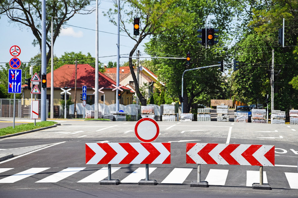 Дорожні бар'єри на перехресті
 - Фото, зображення