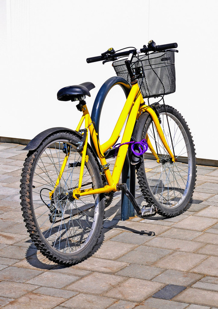 bicicletta nel parcheggio - Foto, immagini