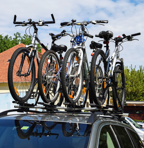 Bicicletas no topo de um carro
 - Foto, Imagem