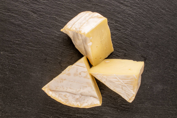 Kayrak taşı üzerinde mis kokulu Brie peyniri, makro, üst görünüm. - Fotoğraf, Görsel