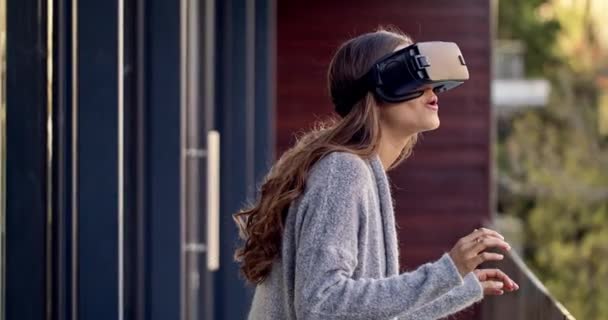 Femme, casque de réalité virtuelle et heureux sur le balcon avec jeu, métaverse ou vidéo 3D pour une expérience futuriste. Fille, vr app et excité avec wow, surprise et médias sur ar, jeux en ligne et cyber ux. - Séquence, vidéo