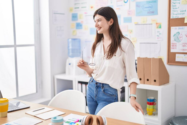Jovem mulher caucasiana empresária sorrindo confiante em pé no escritório - Foto, Imagem