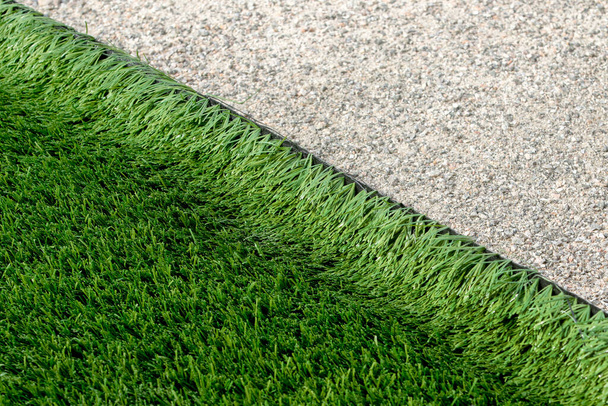 Zbliżenie instalacji boiska do piłki nożnej z trawy sztucznej. Zbliżenie linii boiska do piłki nożnej. Szczegóły sztucznej trawy na boisku. Stadion piłkarski ze sztucznym - Zdjęcie, obraz
