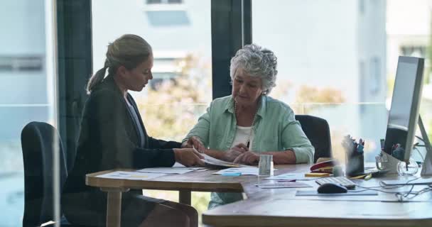 Οι ασφαλιστές, οι ηλικιωμένοι και οι γυναίκες υπογράφουν σύμβαση συνταξιοδότησης ή σχεδιάζουν οικονομική υπηρεσία με σύμβουλο σε πρακτορείο. Οικονομικά, συμφωνία και επιχειρηματίας σε συζήτηση με έναν ηλικιωμένο πελάτη. - Πλάνα, βίντεο